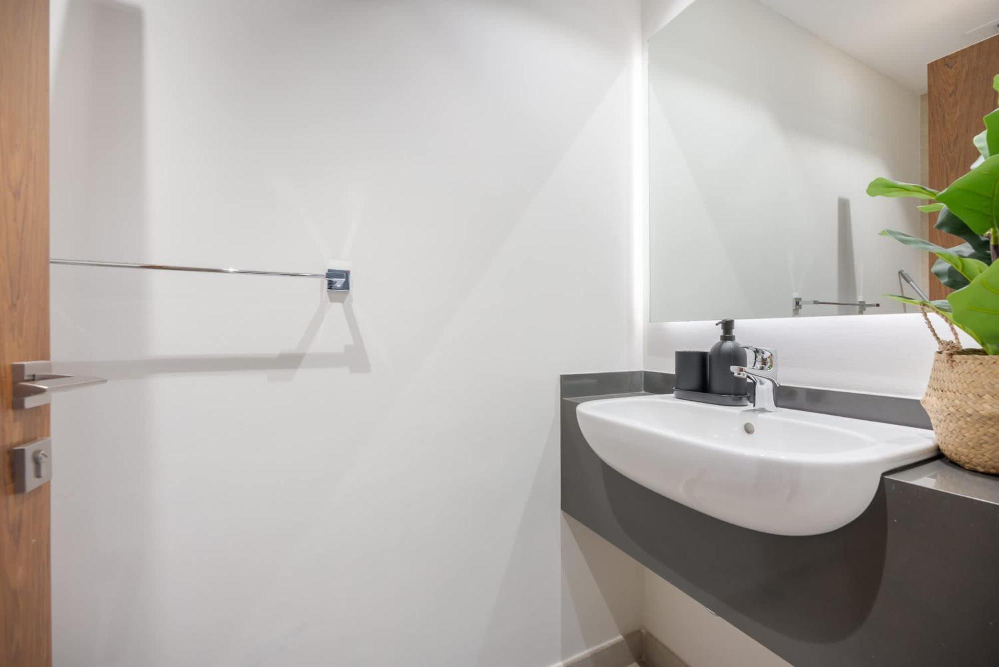 Astonishing 1 Bedroom Flat In No 9 Tower Marina