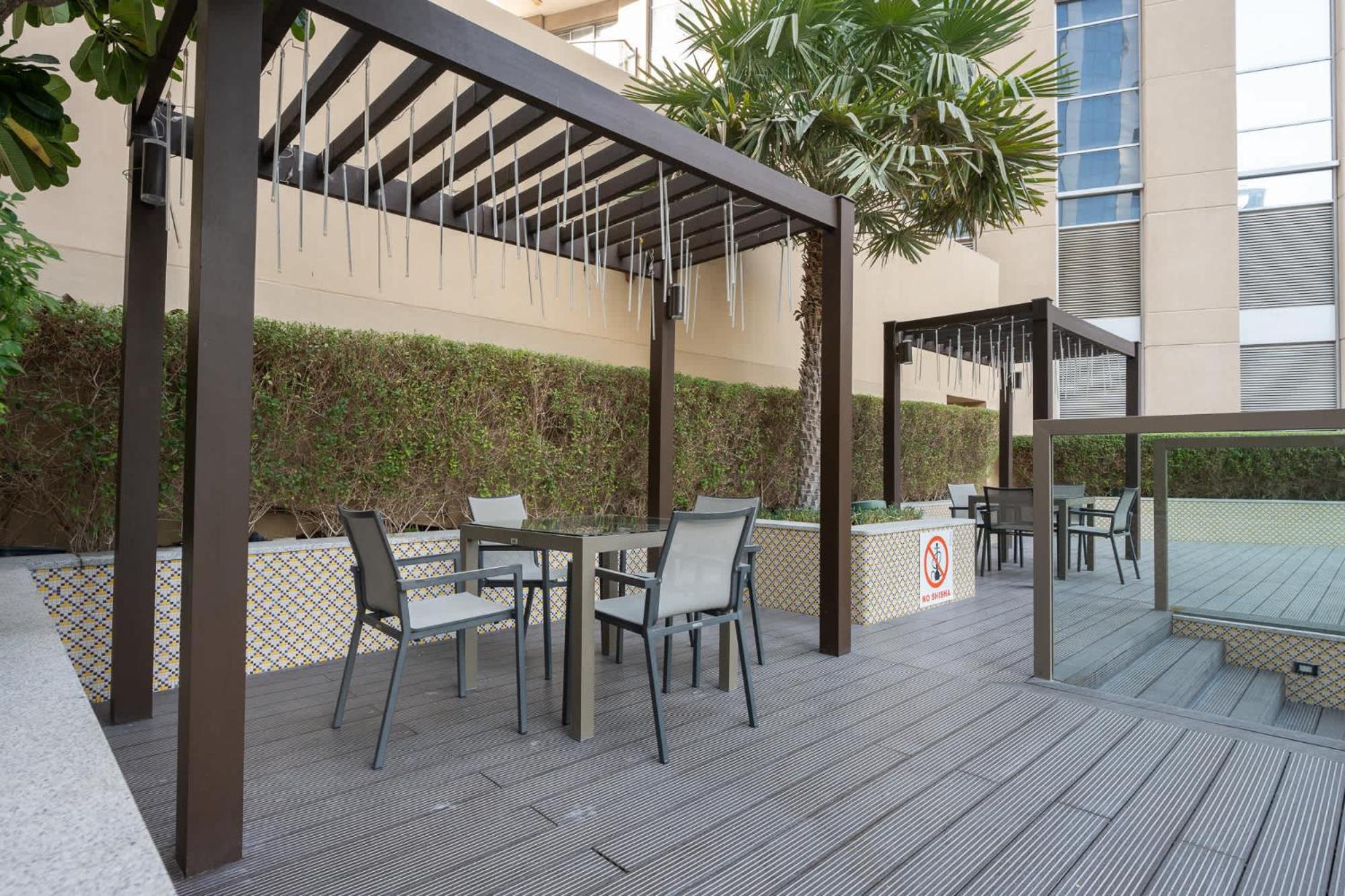 Astonishing 1 Bedroom Flat In No 9 Tower Marina Apartment *