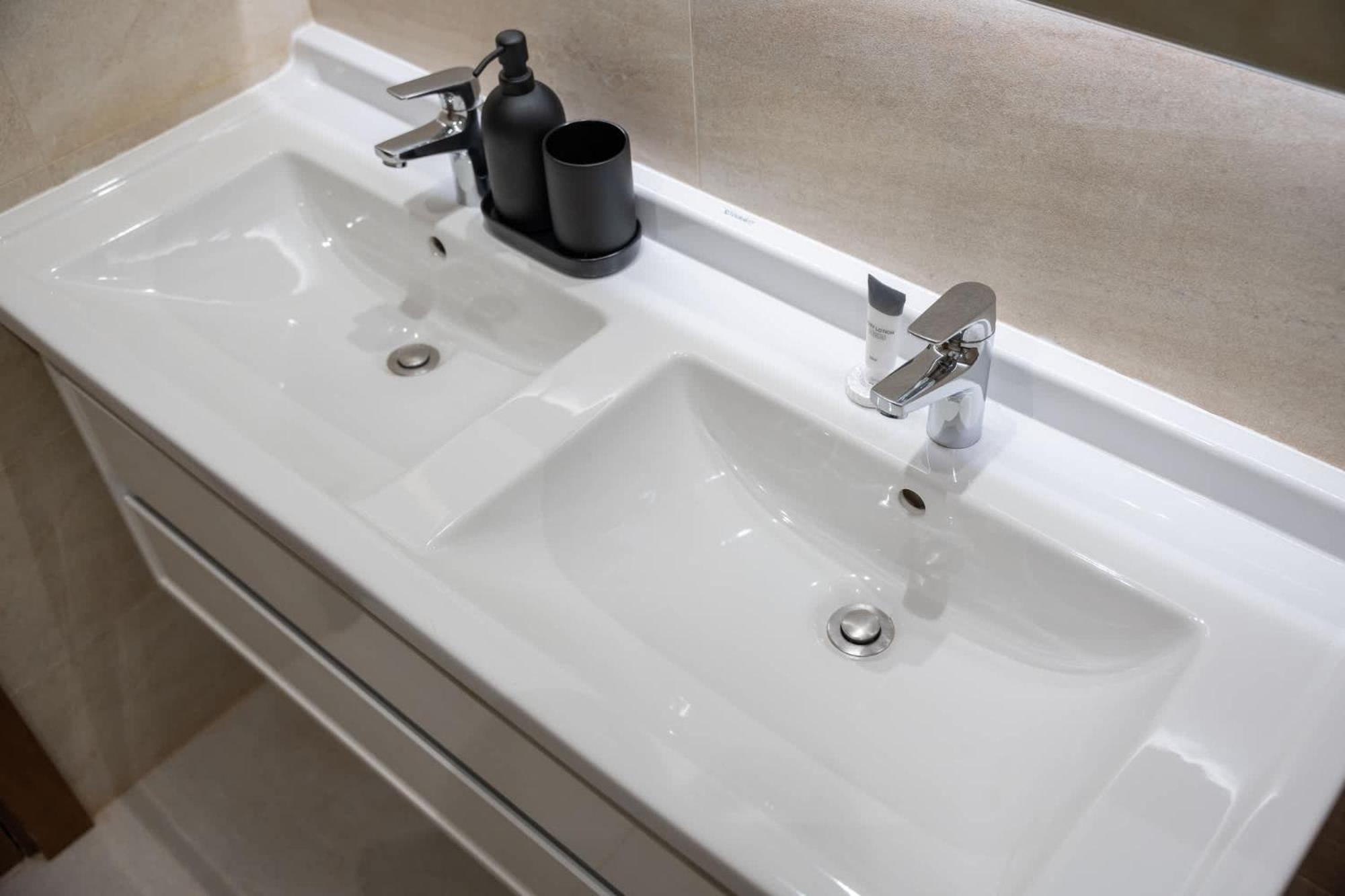 Astonishing 1 Bedroom Flat In No 9 Tower Marina *